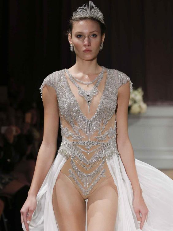 Ezeket az esküvői ruhákat csak a legmerészebb menyasszonyoknak ajánljuk Ezeket az esküvői ruhákat csak a legmerészebb menyasszonyoknak ajánljuk