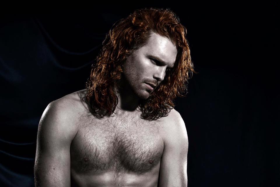 Vörös pasik pózolnak a pucér naptárban - fotók