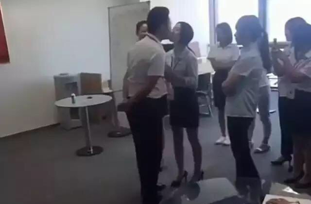 Ezen a munkahelyen kötelező a csók a főnökkel