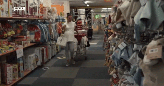 Peter Szabó Szilvia fehér kismama szettje nagyon csinos Peter Szabó Szilvia fehér kismama szettje nagyon csinos