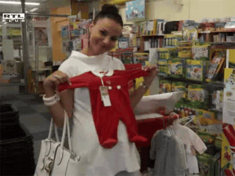 Peter Szabó Szilvia fehér kismama szettje nagyon csinos Peter Szabó Szilvia fehér kismama szettje nagyon csinos