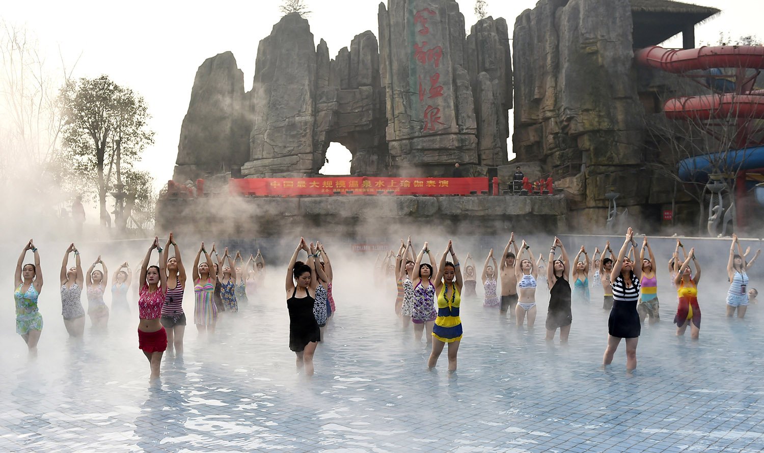 A legelképesztőbb helyeken jógáznak ezek az emberek A legelképesztőbb helyeken jógáznak ezek az emberek