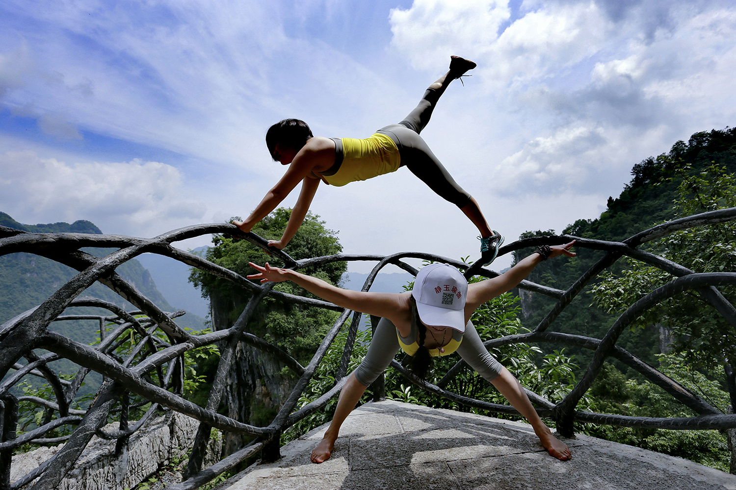 A legelképesztőbb helyeken jógáznak ezek az emberek A legelképesztőbb helyeken jógáznak ezek az emberek