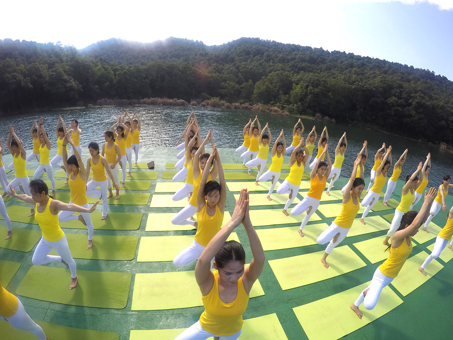A legelképesztőbb helyeken jógáznak ezek az emberek A legelképesztőbb helyeken jógáznak ezek az emberek