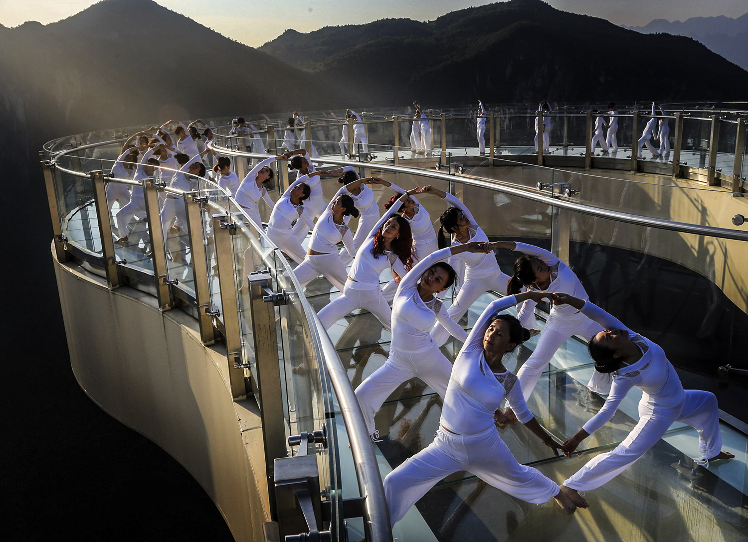 A legelképesztőbb helyeken jógáznak ezek az emberek A legelképesztőbb helyeken jógáznak ezek az emberek