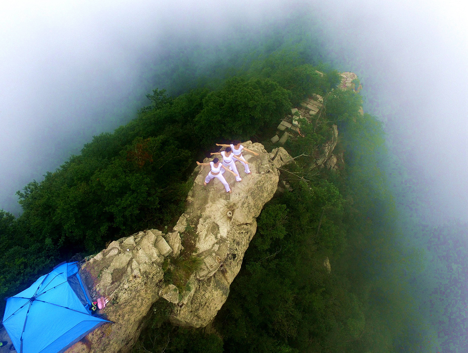 A legelképesztőbb helyeken jógáznak ezek az emberek A legelképesztőbb helyeken jógáznak ezek az emberek