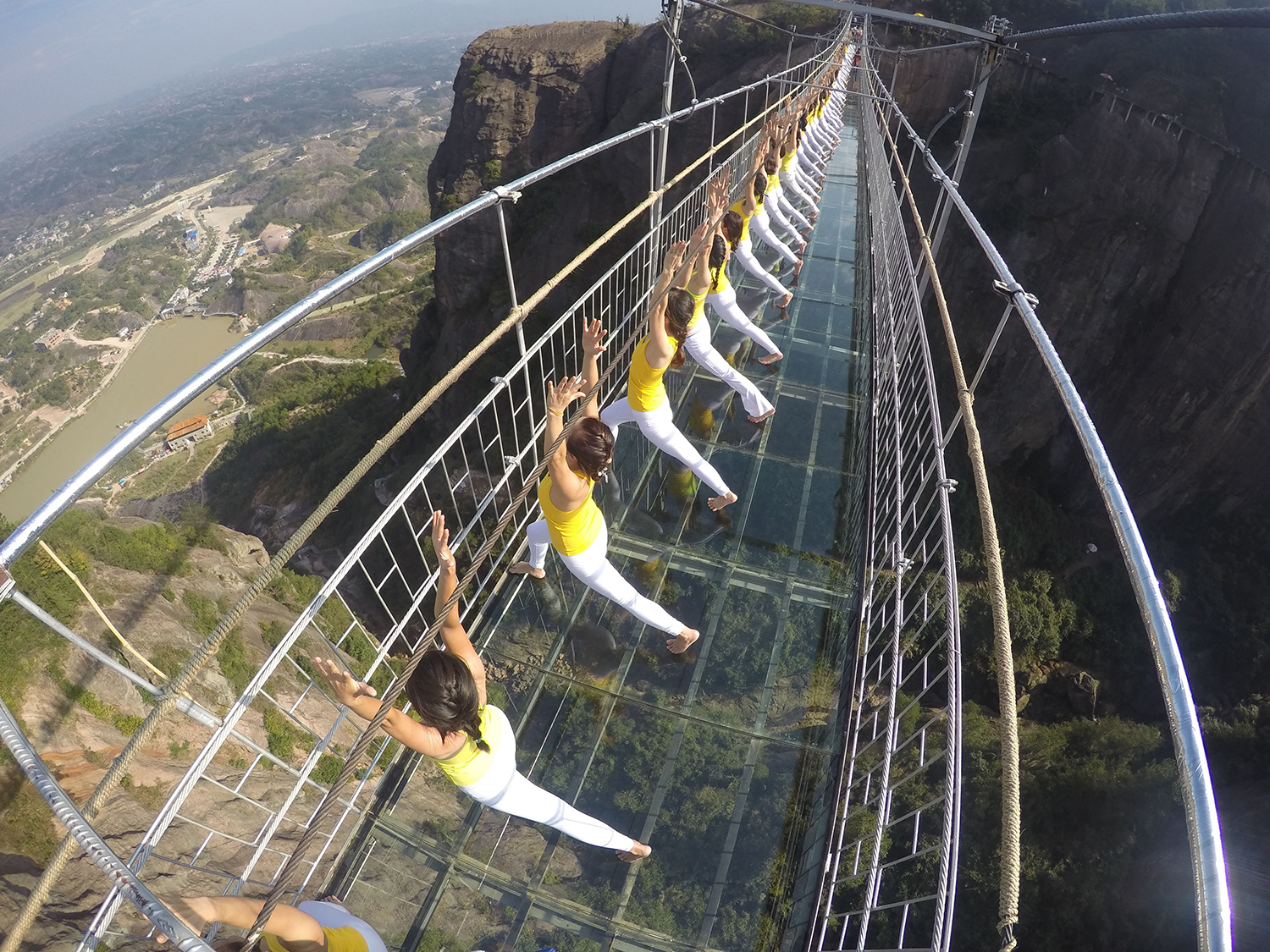 A legelképesztőbb helyeken jógáznak ezek az emberek A legelképesztőbb helyeken jógáznak ezek az emberek
