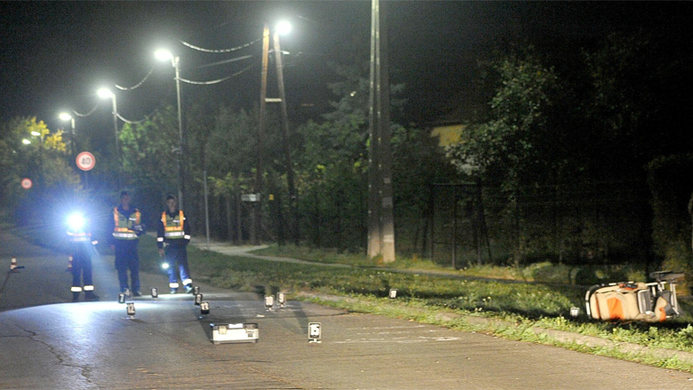 Rendőrök helyszínelnek 2016. október 13-án a szentendrei Kálvária utcában - MTI Fotó: Mihádák Zoltán