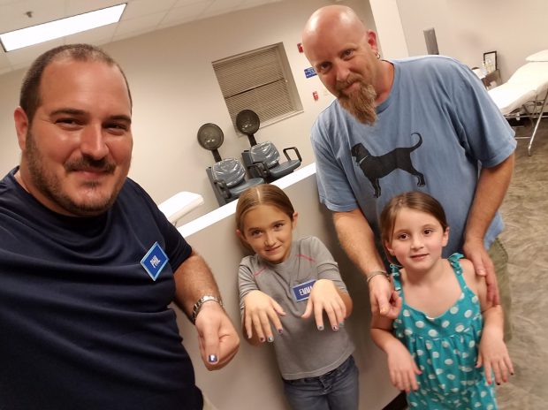 Ingyen tanítja az egyedülálló apuka a lányos papákat