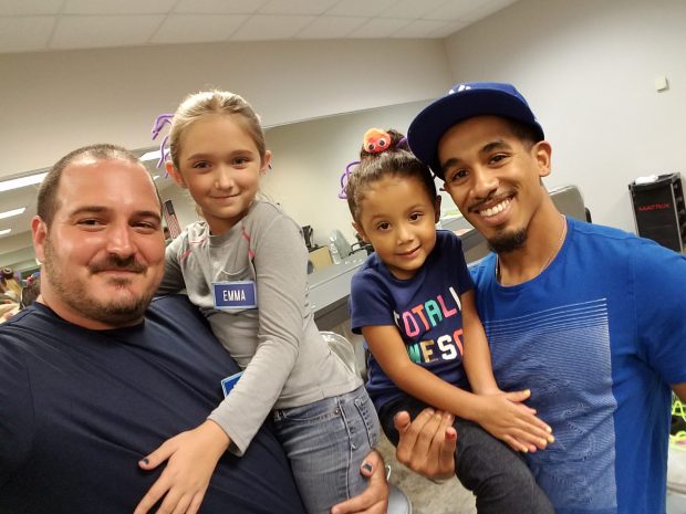 Ingyen tanítja az egyedülálló apuka a lányos papákat Ingyen tanítja az egyedülálló apuka a lányos papákat