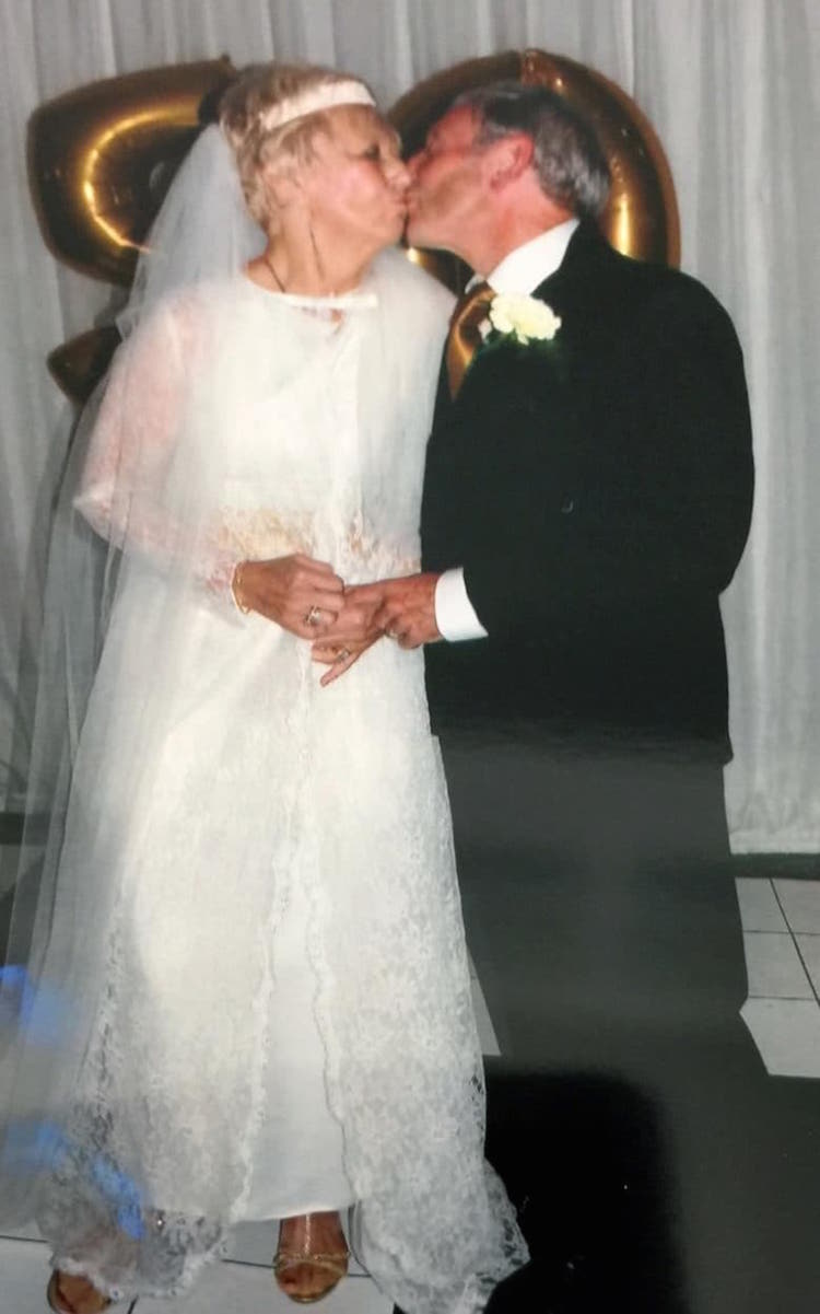 Ugyanabban a ruhában ünnepelte 50. házassági évfordulóját az idős pár Ugyanabban a ruhában ünnepelte 50. házassági évfordulóját az idős pár