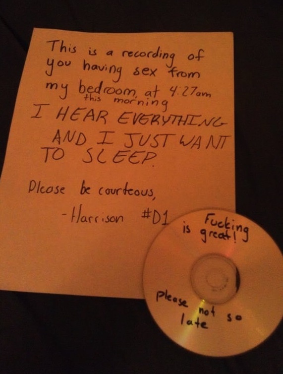 Zseniális üzeneteket hagynak a hangosan szexelő pároknak