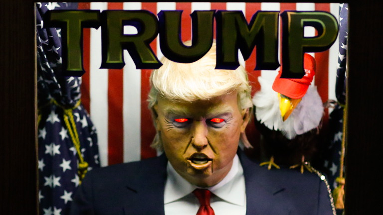 Ahogy szorul a hurok Trump körül, úgy mond egyre meredekebb dolgokat