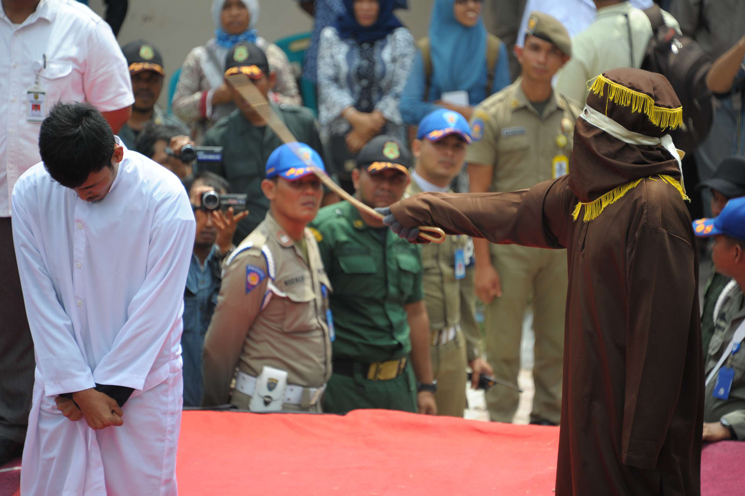 23 botütéssel büntettek egy nőt, mert túl közel állt a barátjához 23 botütéssel büntettek egy nőt, mert túl közel állt a barátjához