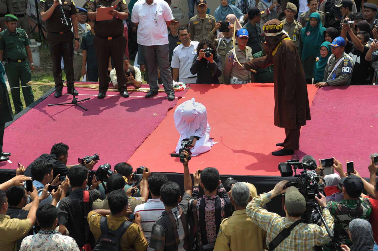 23 pálcaütéssel büntettek egy nőt, mert túl közel állt a barátjához 23 pálcaütéssel büntettek egy nőt, mert túl közel állt a barátjához