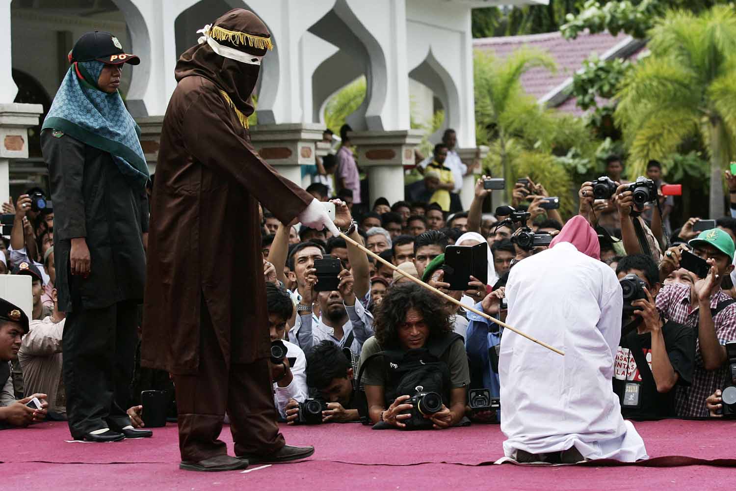 23 pálcaütéssel büntettek egy nőt, mert túl közel állt a barátjához 23 pálcaütéssel büntettek egy nőt, mert túl közel állt a barátjához