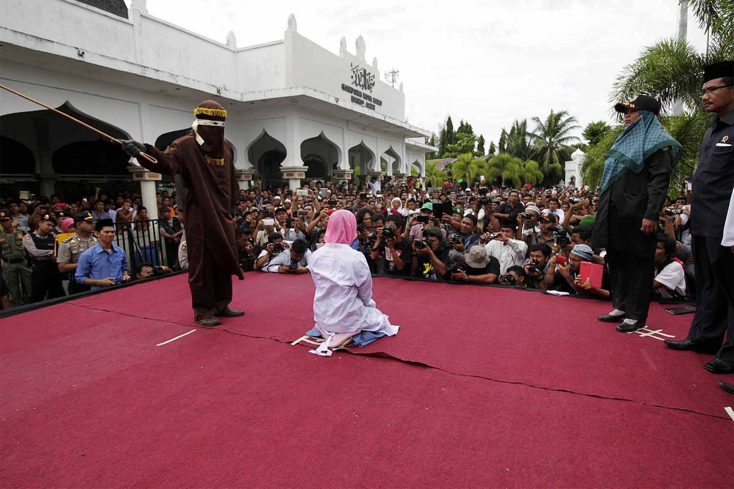23 pálcaütéssel büntettek egy nőt, mert túl közel állt a barátjához 23 pálcaütéssel büntettek egy nőt, mert túl közel állt a barátjához
