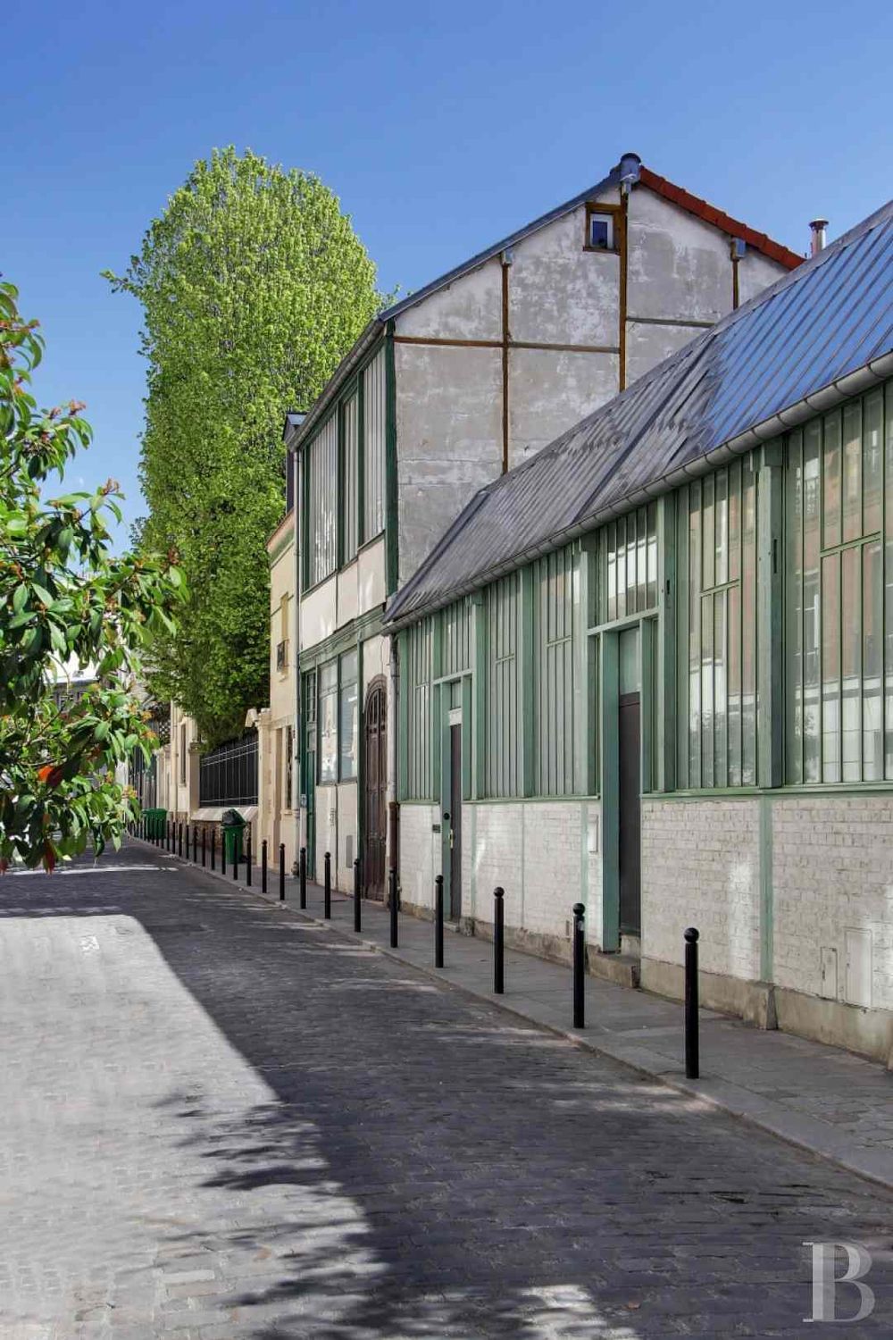 Kukkants be egy elbűvölően bohém, párizsi művészlakba!