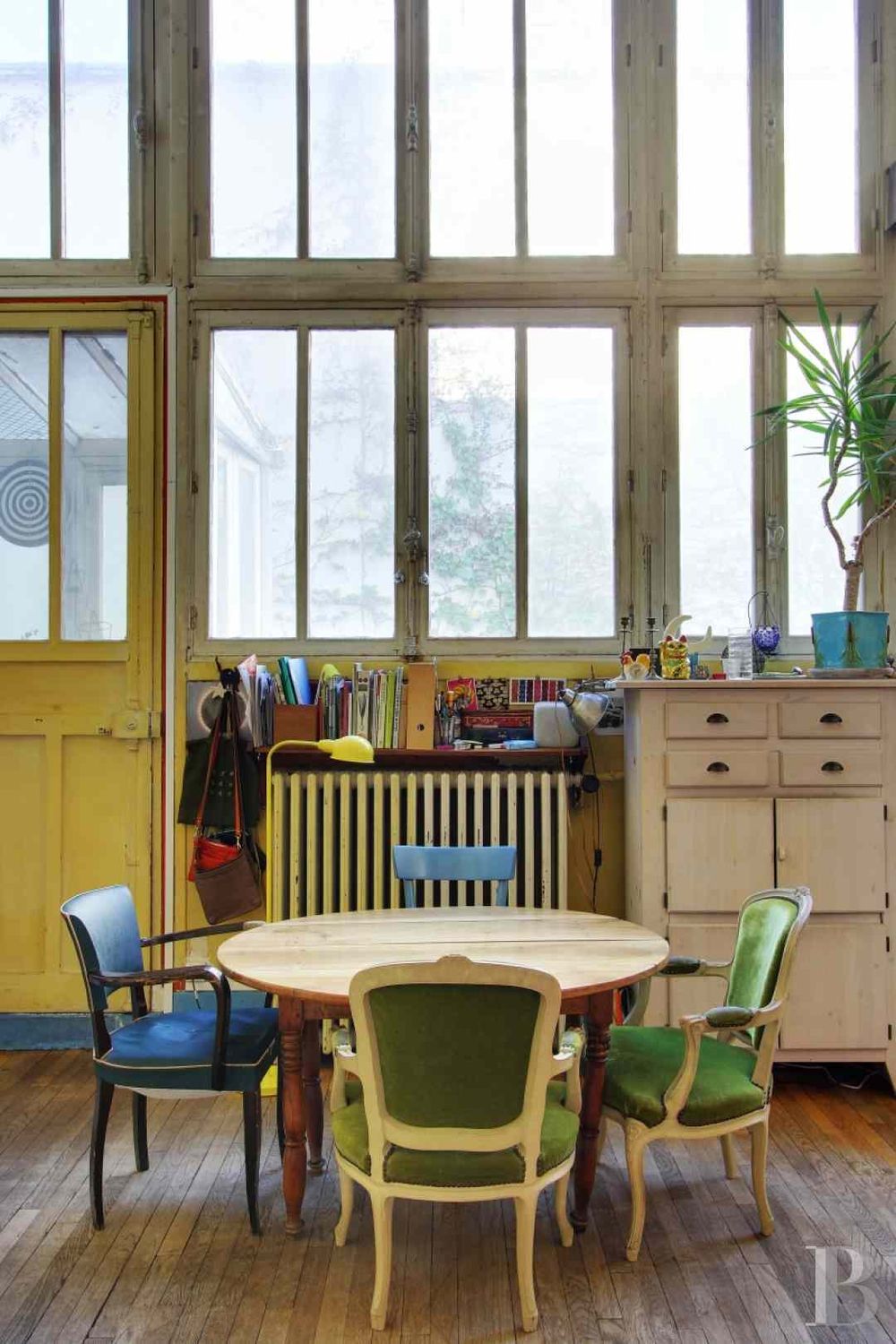 Kukkants be egy elbűvölően bohém, párizsi művészlakba!