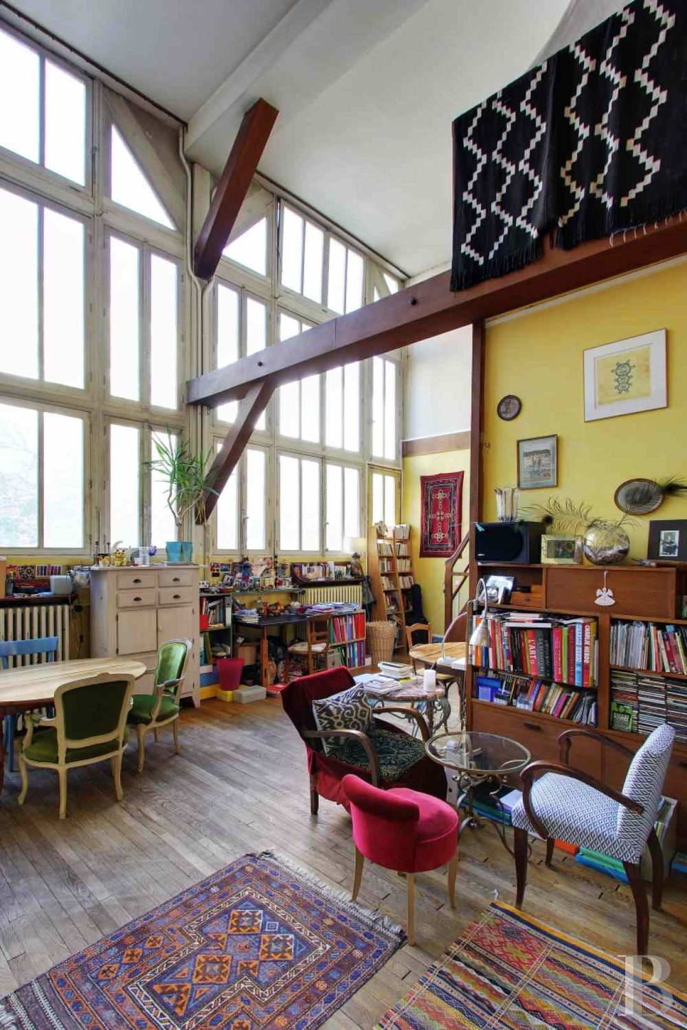 Kukkants be egy elbűvölően bohém, párizsi művészlakba!