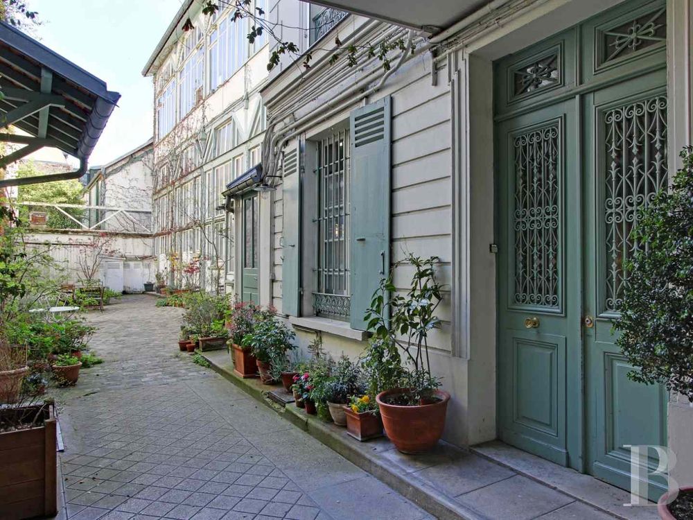 Kukkants be egy elbűvölően bohém, párizsi művészlakba!