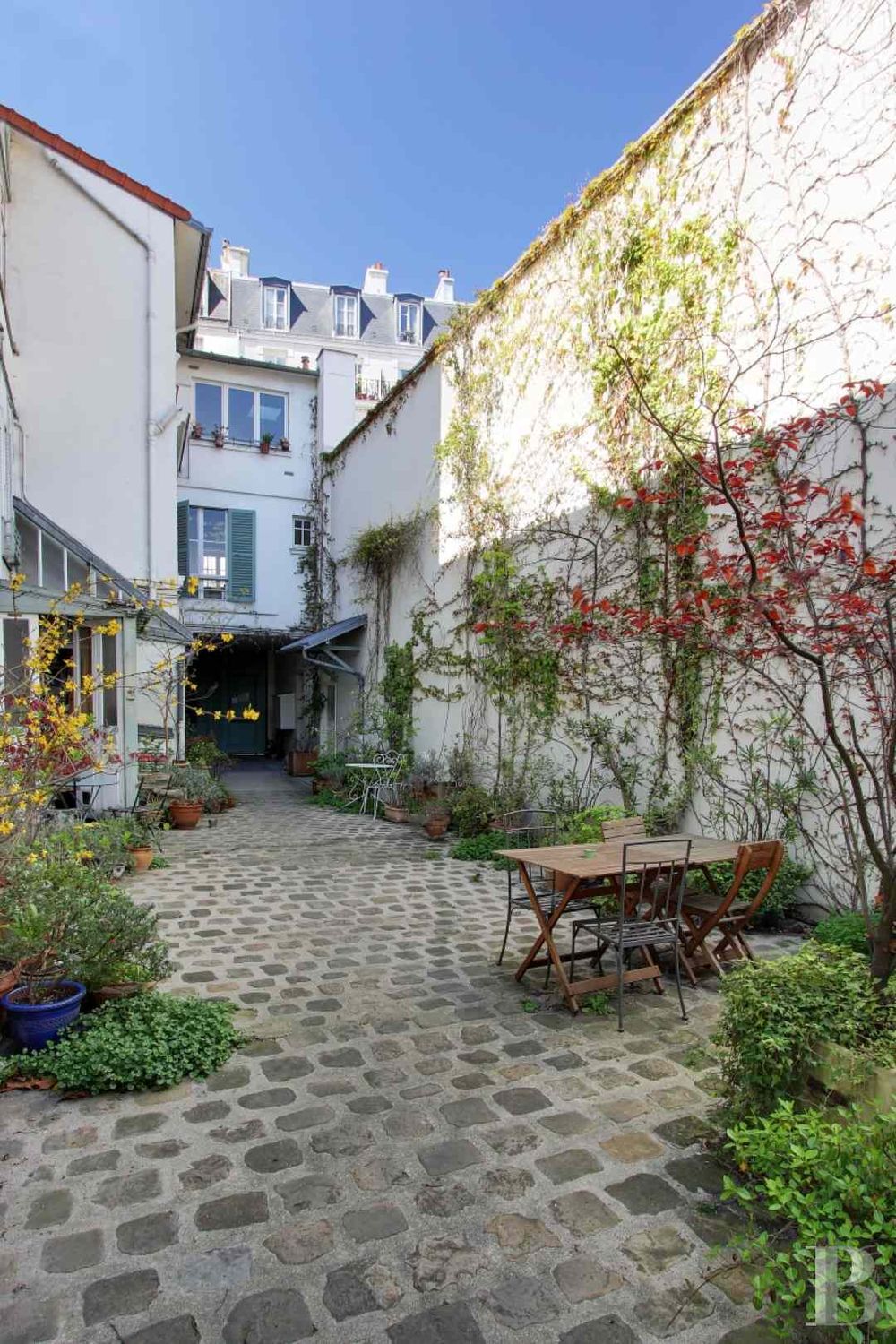 Kukkants be egy elbűvölően bohém, párizsi művészlakba!