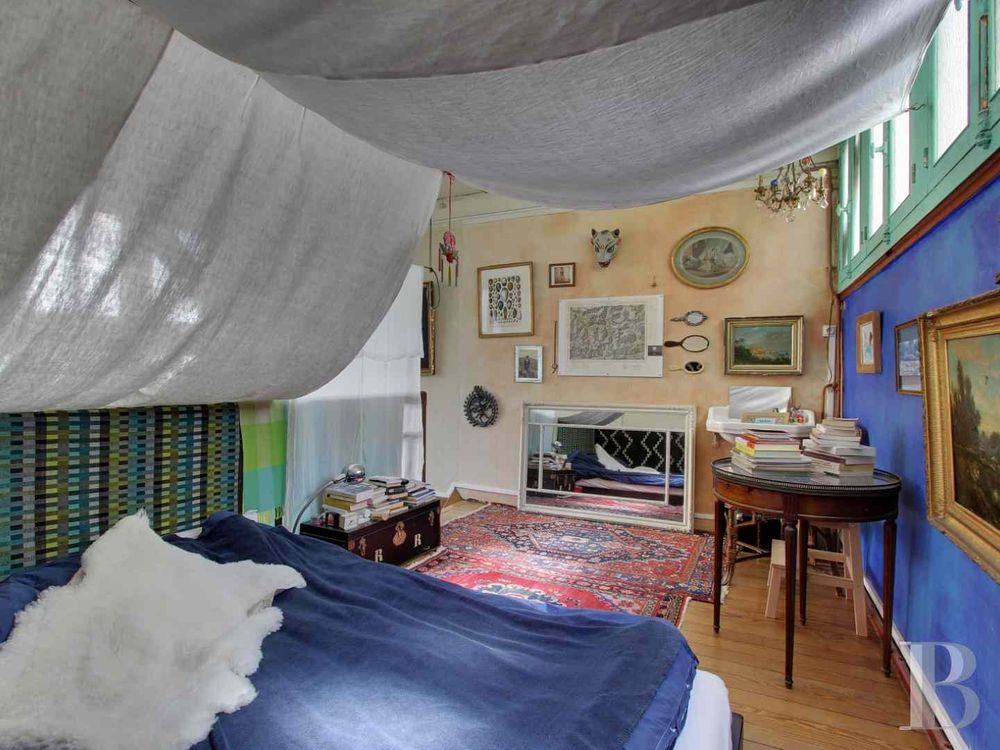 Kukkants be egy elbűvölően bohém, párizsi művészlakba!