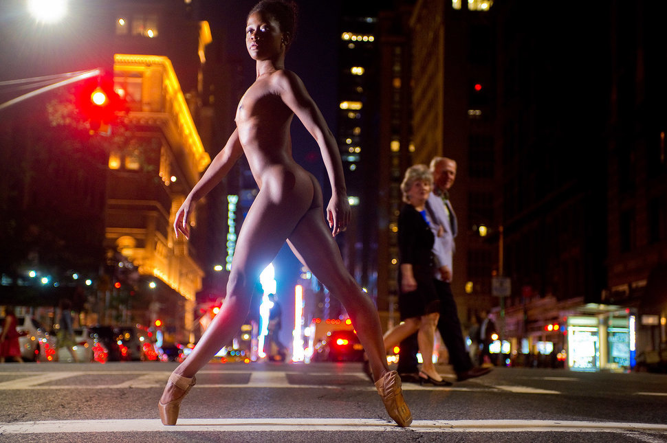 Meztelen balett-táncosok lepték el az utcákat Meztelen balett-táncosok lepték el az utcákat
