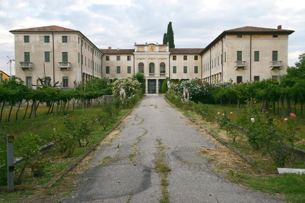 Ezeken a lélegzetelállító házakon kell Bradnek és Angelinának osztoznia