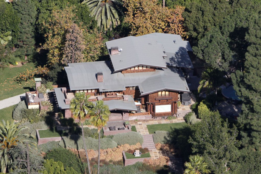 Ezeken a lélegzetelállító házakon kell Bradnek és Angelinának osztoznia