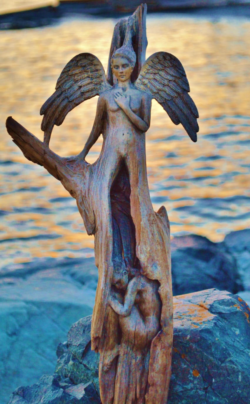 Csodálatos szobrokat készít hulladékfából egy szobrásznő Csodálatos szobrokat készít hulladékfából egy szobrásznő