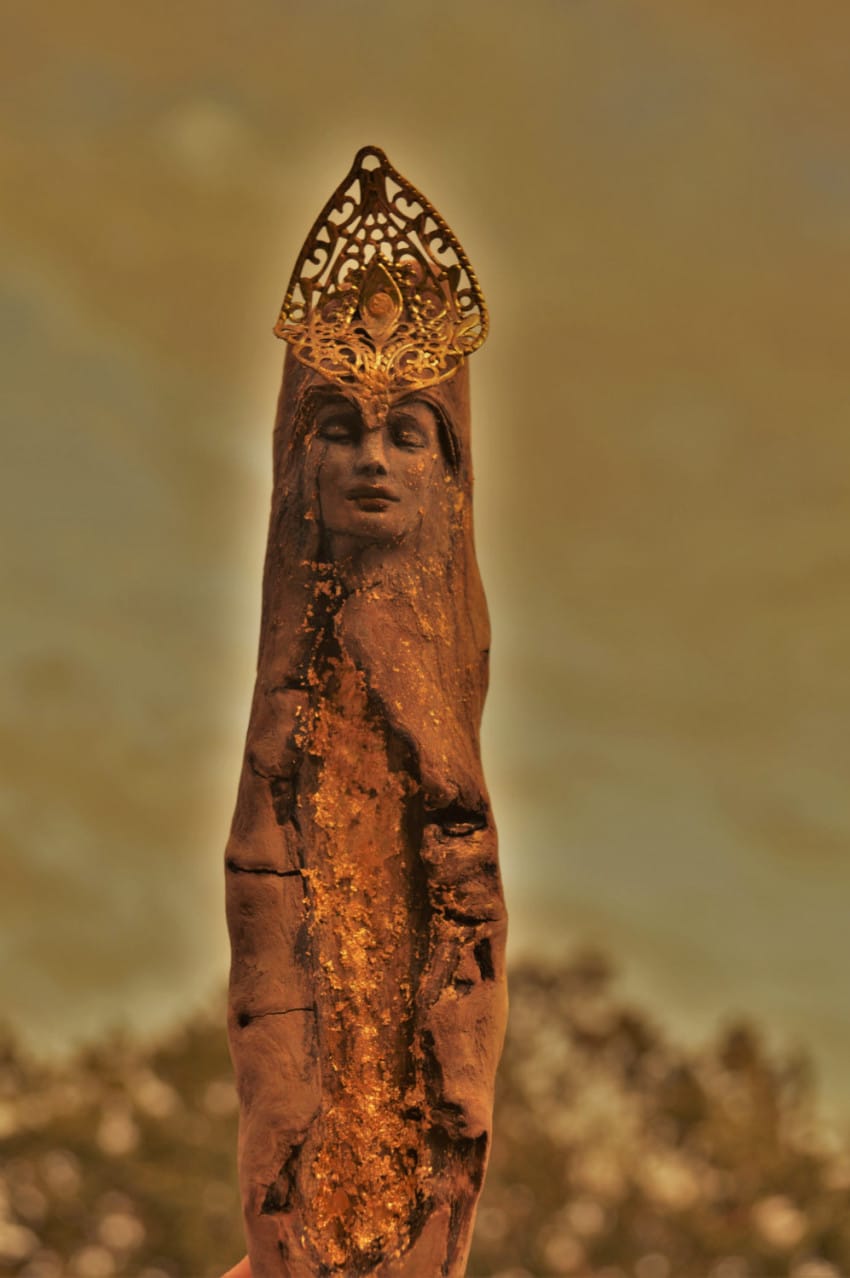 Csodálatos szobrokat készít hulladékfából egy szobrásznő