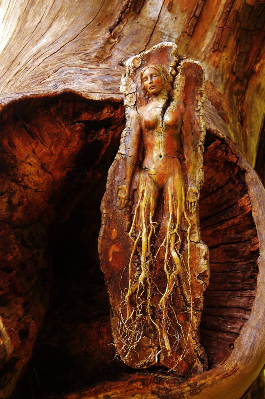 Csodálatos szobrokat készít hulladékfából egy szobrásznő