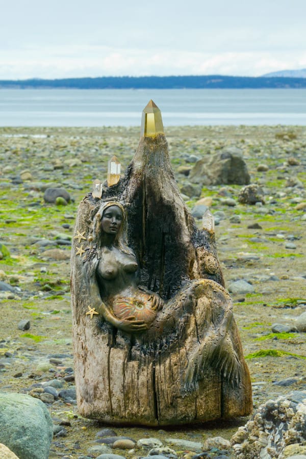 Csodálatos szobrokat készít hulladékfából egy szobrásznő