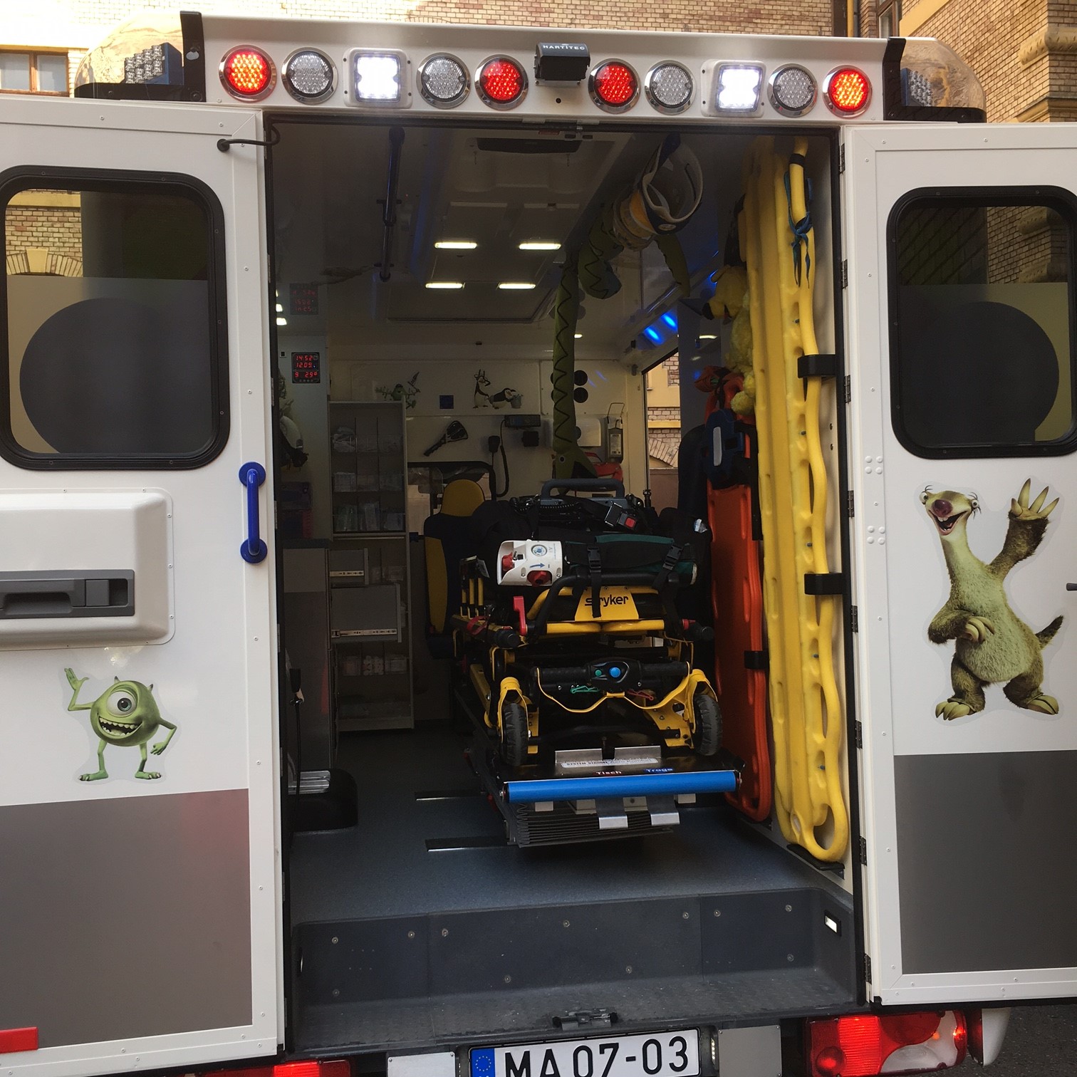 Őt ölelik a beteg kisgyerekek a mentőautókban