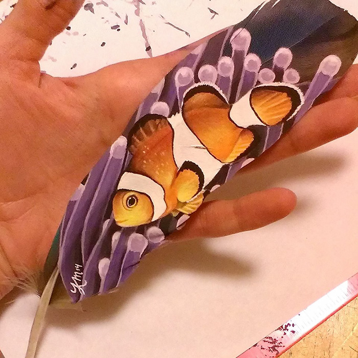 Madártollakra készít elképesztő műalkotásokat - fotók Madártollakra készít elképesztő műalkotásokat - fotók