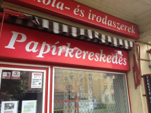 Így búcsúznak vevőiktől a budapesti papírboltosok Így búcsúznak vevőiktől a budapesti papírboltosok