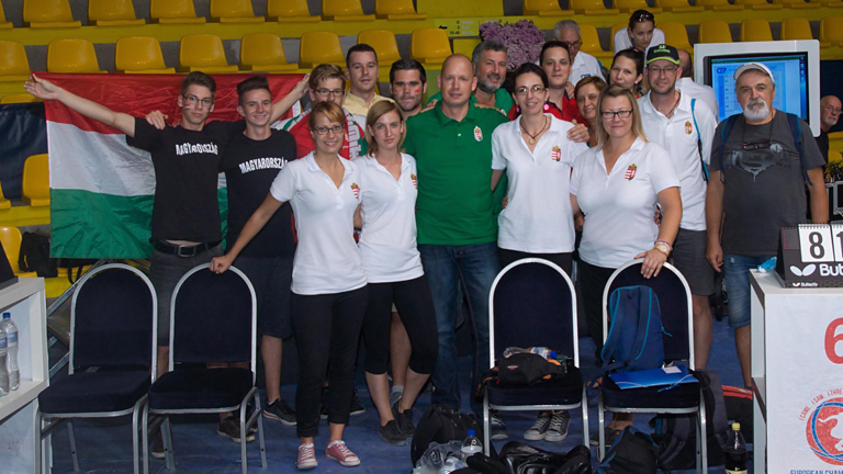 A 2016-os magyar női pétanque válogatott - fehérben: Dr. Kárpáti Zsófia, Németh Kitti, Oláh Krisztina, Stier Edit, középen Fodor Bertalan edzővel (Fotó: Schubert Zoltán)