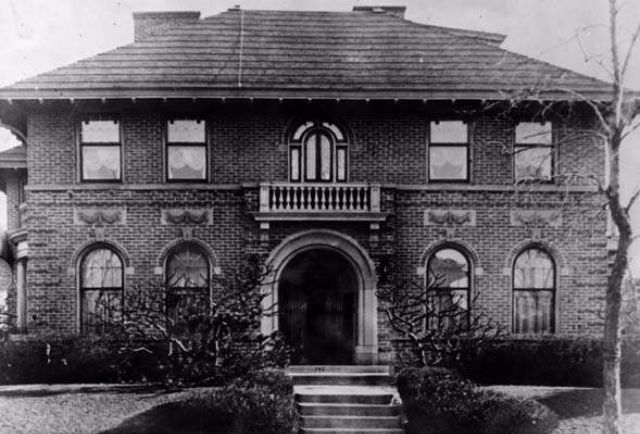 Éveken át a családi ház padlásán bújtatta szeretőjét a házas asszony