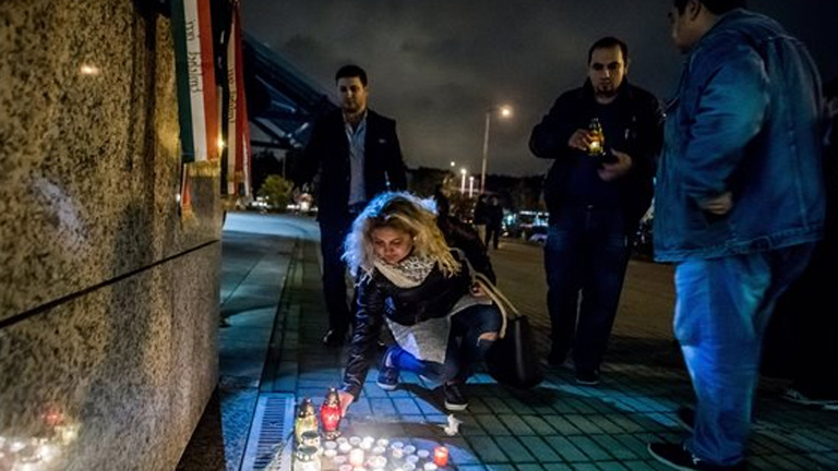 Gyertyagyújtás az ORFK épületénél - MTI Fotó: Balogh Zoltán  