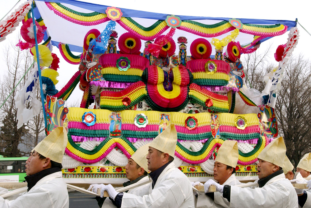 Szöuli tüntetésen meghalt két farmer koporsóját viszik egy koreai temetésen (Fotó: Getty Images)