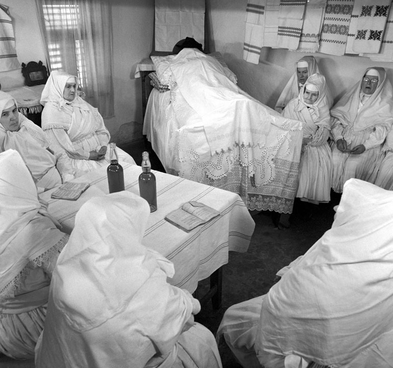 Fehér gyász és virrasztás a Somogy megyei Csökölyön (Fotó: MTI/Szebellédy Géza)