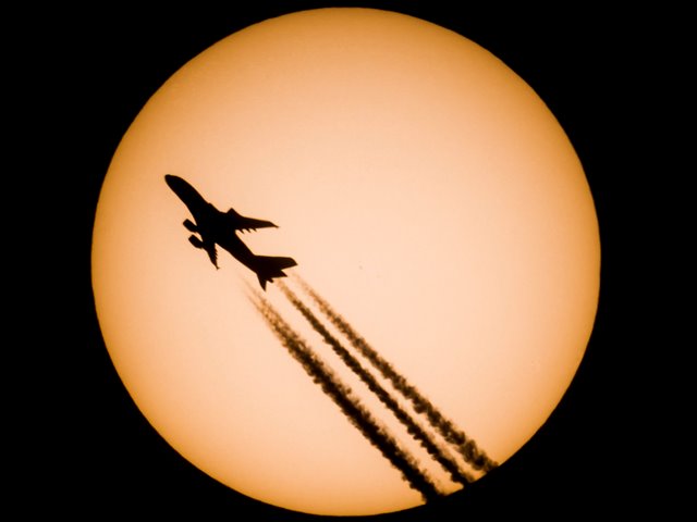 Káprázatos fotót készített a Nap előtt elhaladó gépről