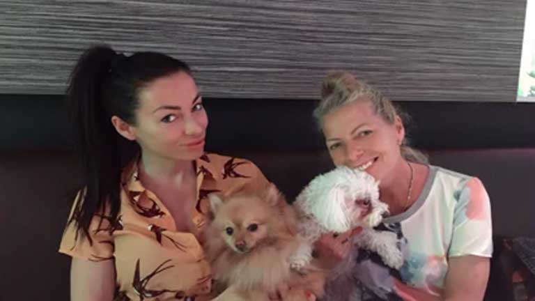 Mint két tojás: Voksán Virág és mamája