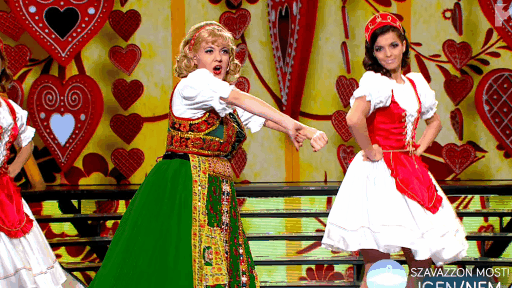 Pazar, ahogy testes Csobot Adél ugrál és pörög