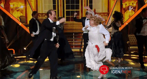 Pazar, ahogy testes Csobot Adél ugrál és pörög