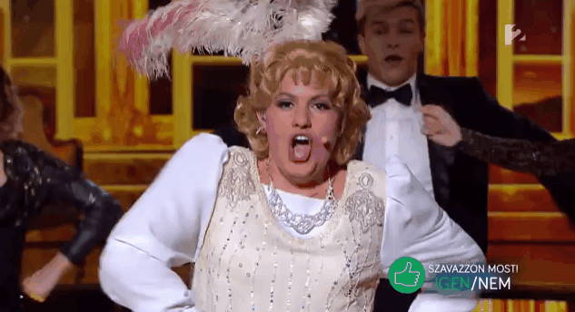 Pazar, ahogy testes Csobot Adél ugrál és pörög