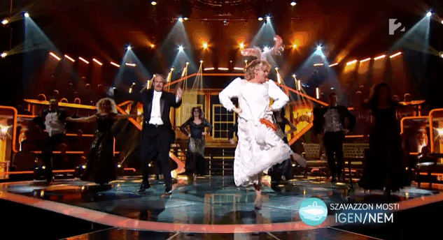 Pazar, ahogy testes Csobot Adél ugrál és pörög