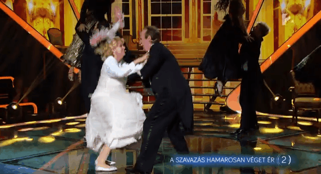 Pazar, ahogy testes Csobot Adél ugrál és pörög