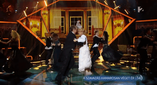 Pazar, ahogy testes Csobot Adél ugrál és pörög